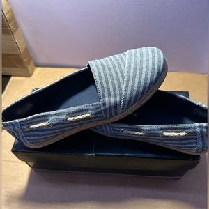 Nautica women’s toggle back rudder/navy triple stripe size 7